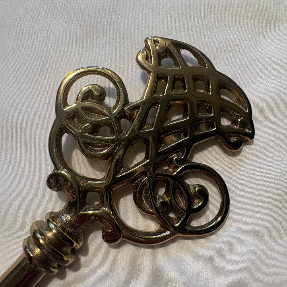 Ornate Solid Shiny Brass Skeleton Key Paperweight – Ralph Lauren Style - Picture 2 of 5